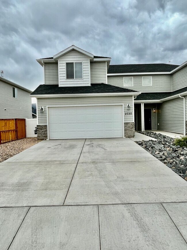 Foto del edificio - Adorable 3-Bedroom Townhome with 2-Car Gar...