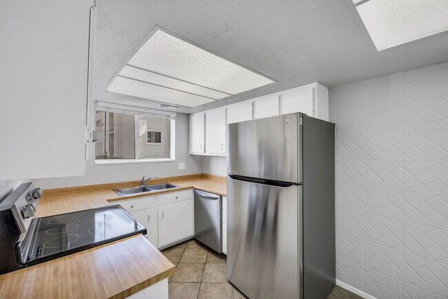 Building Photo - 1044 E Quail Park Dr