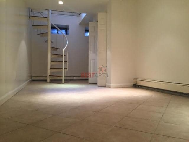 Building Photo - 450 W 47th St