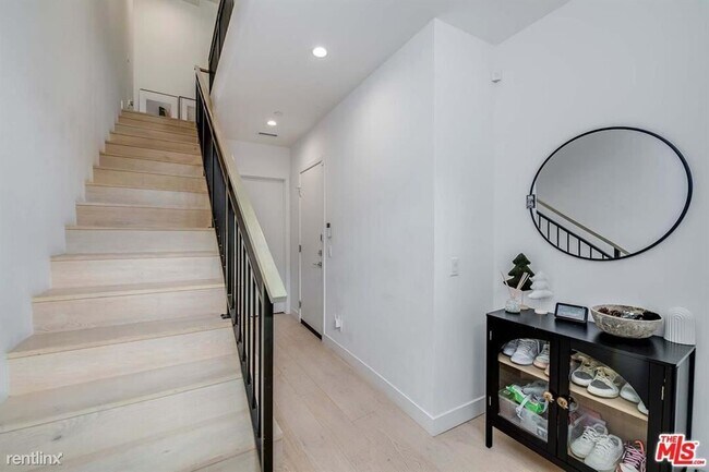 Building Photo - 3 br, 3.5 bath House - 4721 Wilshire Blvd