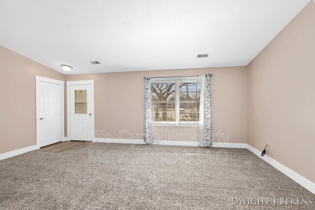 Foto del edificio - 6705 North Dr