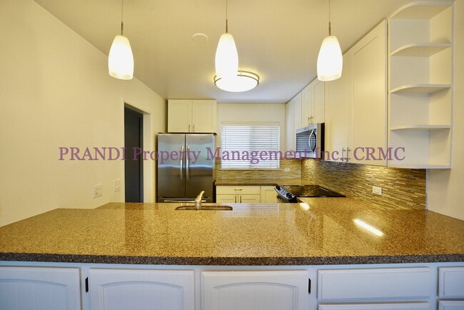 Building Photo - Top Floor, Corner Unit Condo with View and...