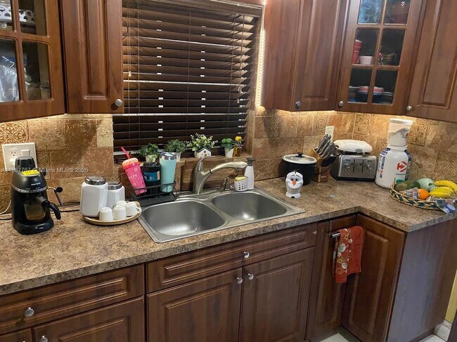 Foto del edificio - 19319 NW 54th Ct