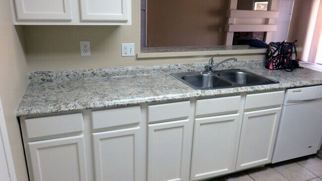 Foto del edificio - 4 BEDROOMS, 2 BATH @ BROADWAY AND 86TH