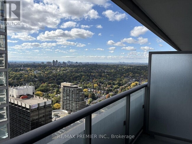 Photo du bâtiment - 2221 Yonge St