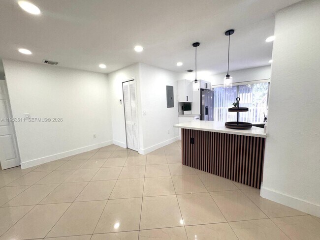 Foto del edificio - 5655 NW 109th Ave