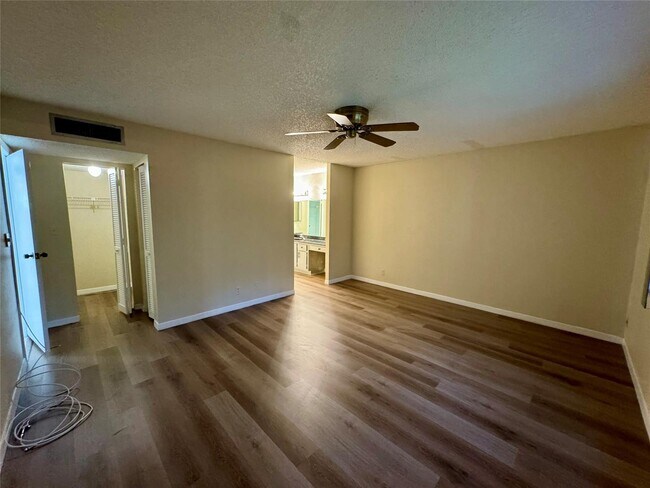 Building Photo - 6061 N Falls Circle Dr