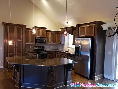 Building Photo - 4 Bed 3 Bath In Raymore For Rent! Availabl...