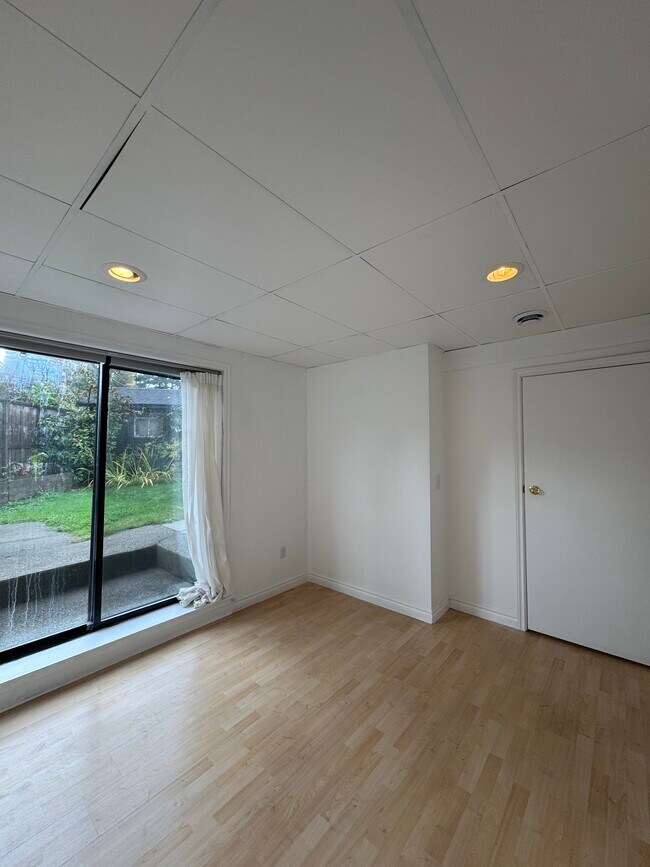Building Photo - 1410 Lynwood Av