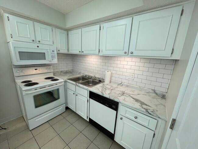Kitchen - 7399 Golden Springs Dr