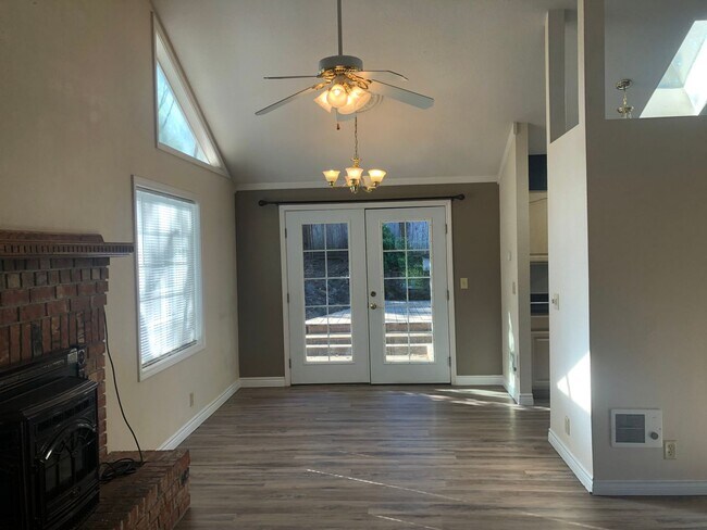 Foto del edificio - 3 bedroom 2 bathroom house in Thurston hills!