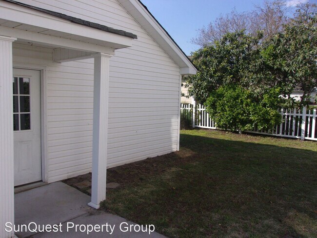 Building Photo - 3 br, 2.5 bath House - 19 Sassafras Street...