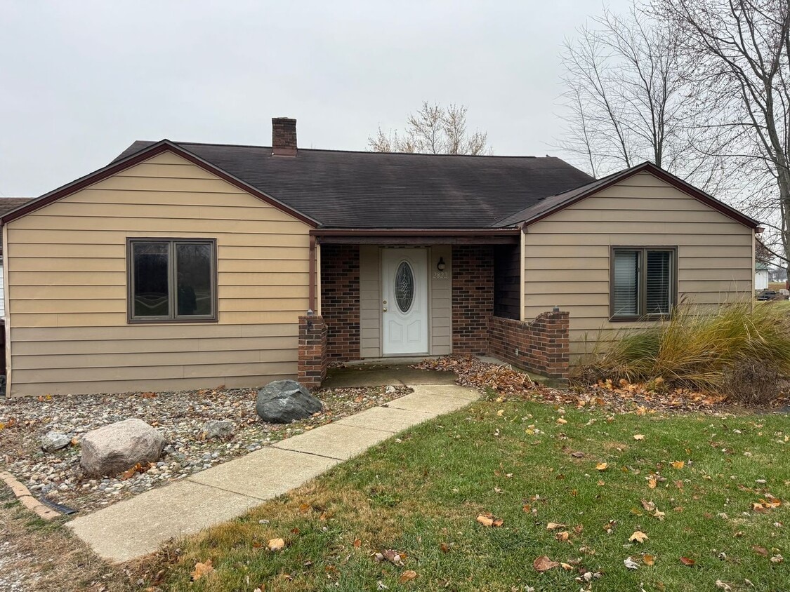 Primary Photo - 3 bedroom available for immediate move i!