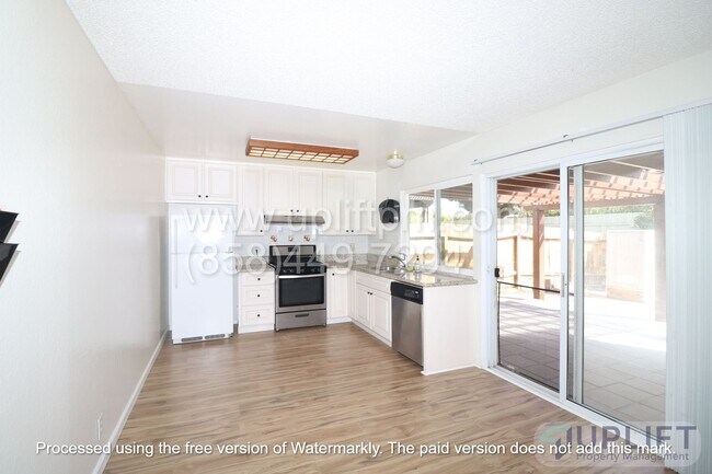 Building Photo - 4 bed, 2 Bath Home With Fenced Yard and at...