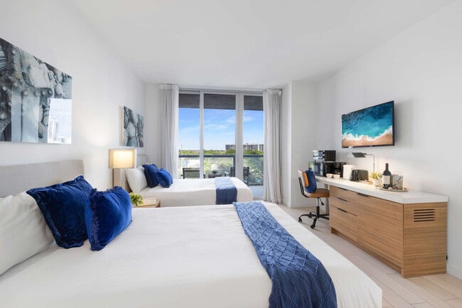 Building Photo - 2602 E Hallandale Beach Blvd