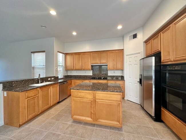 Foto del edificio - Stunning 3BR+Den Tuscan Villa in Torrey Del Mar - Your Dream Home Awaits - More Photos Coming Soon!