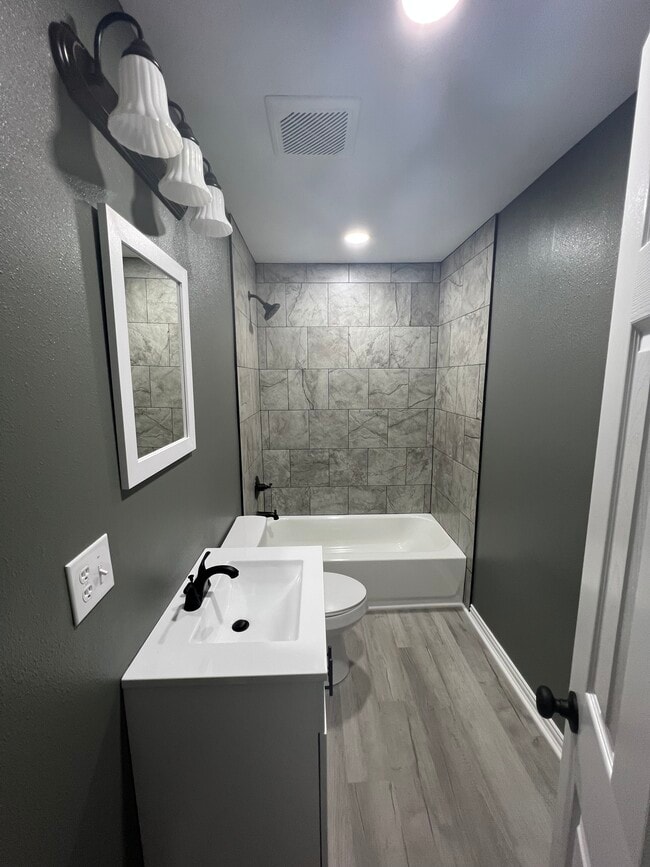 Bathroom - 121 Lloyd St
