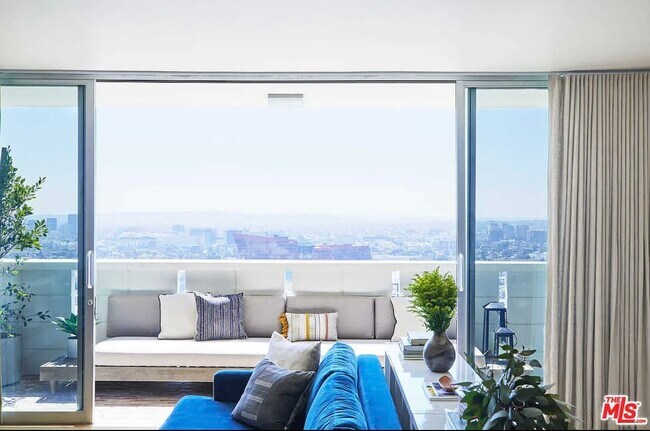 Foto del edificio - 8787 Shoreham Dr