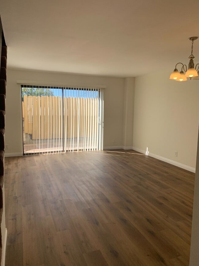 Building Photo - 1116 Elm Ave