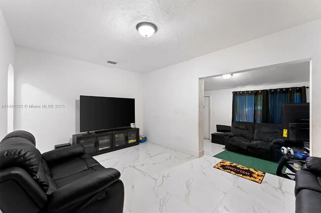 Foto del edificio - 2251 NW 94th St