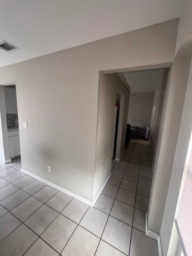 Foto del edificio - 1014 Diplomat Pkwy E