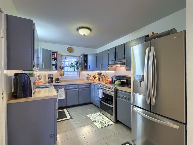 Foto del edificio - Beautiful Two Bedroom on Capital St w/parking