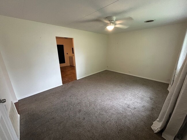 Building Photo - Well-maintained 3-bedroom, 1-bath house in a great location
