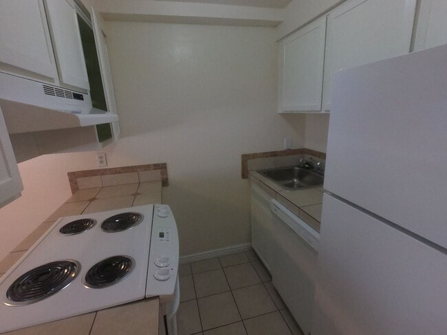 Building Photo - Tranquil Living in a Stylish 1 Bedroom Garden Floor Apartment