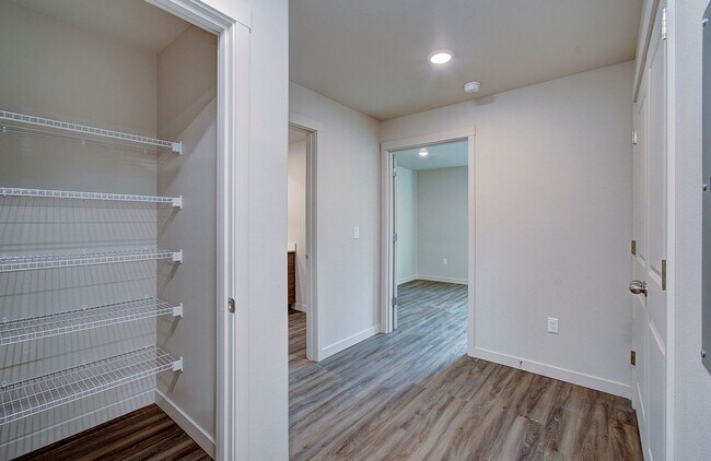 Building Photo - 404 NE 117th Ave