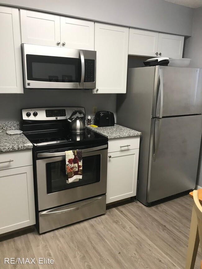 Building Photo - 2 br, 2 bath House - 300 Columbia Dr. #208-1