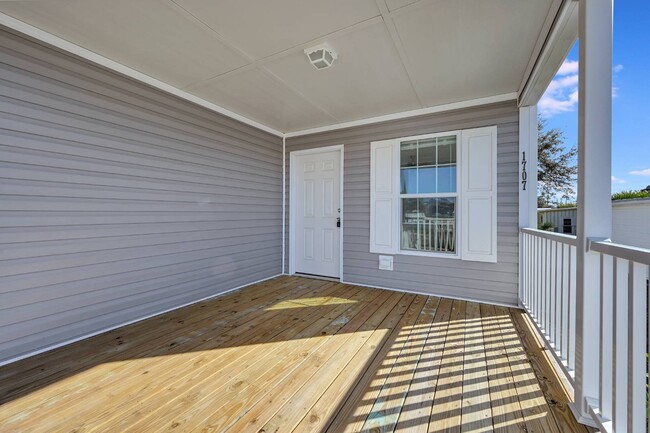 Building Photo - 2563 Skyview St