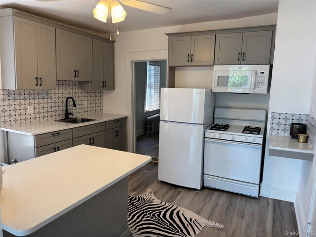 Building Photo - 593 Piermont Ave