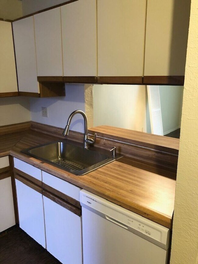 Foto del edificio - 2 BEDROOM CONDO BY UNT