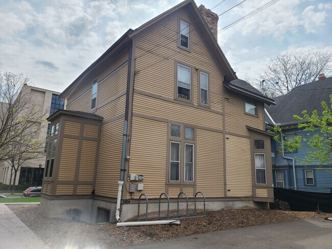 Foto del edificio - Commercial Space Available Across the Street from MIA!