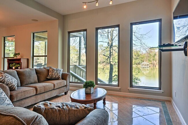 Foto del edificio - Completely remodeled and furnished Waterfront property!