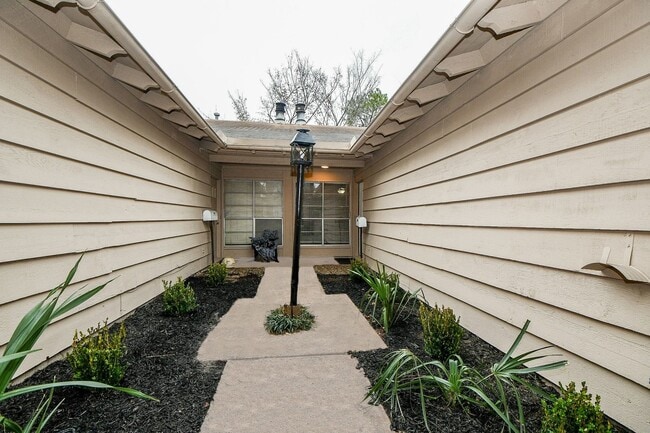 Foto del edificio - 5814 Fairdale Ln