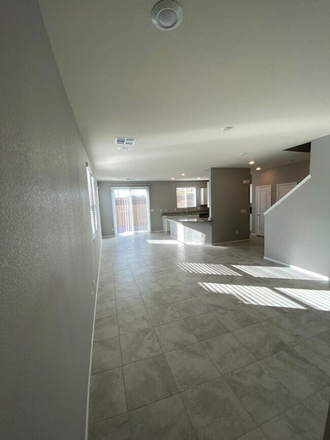 Foto del edificio - ** COMING SOON! ** Modern North Las Vegas Townhome with Granite Countertops, Covered Patio & Open...