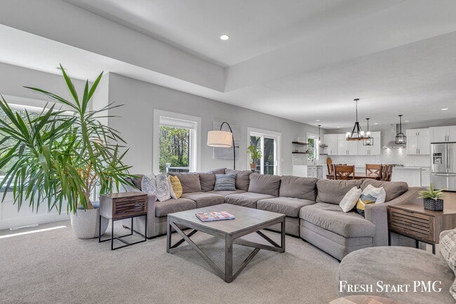 Building Photo - Spacious 6-Bedroom Retreat in Rockford with 3.5 Luxurious Baths