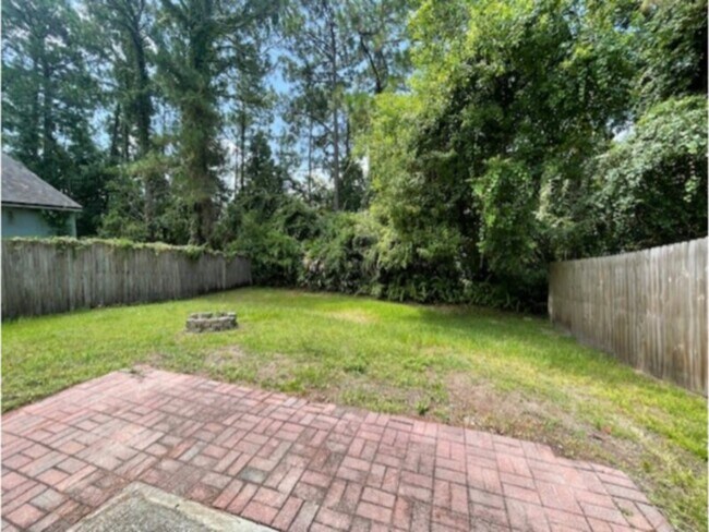 Foto del edificio - 3 Bed, 2 Bath, ALL Tile Floors, Garage!