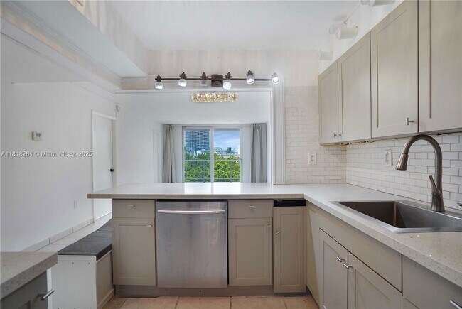Foto del edificio - 6900 Bay Dr