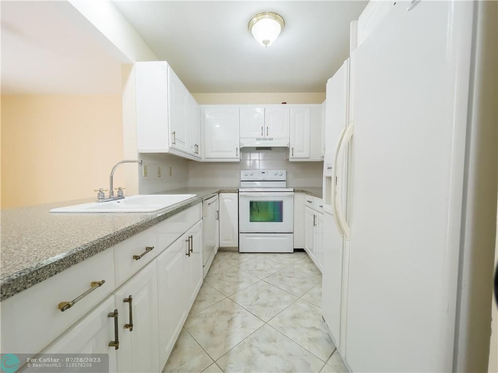 Primary Photo - 560 SE 20th Ave