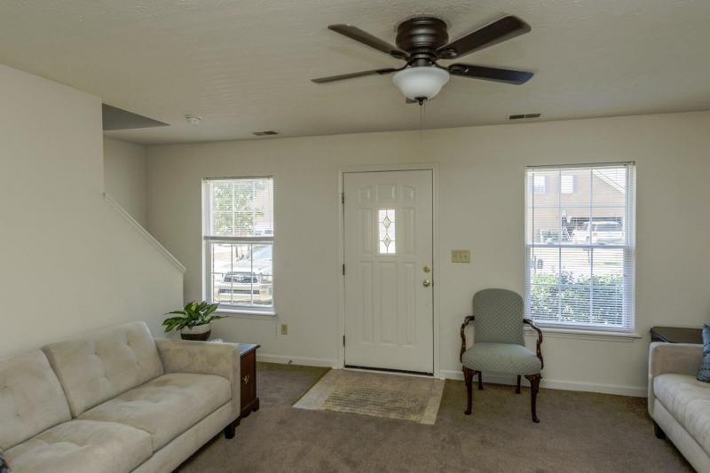 Building Photo - 221 Tan Bark Dr