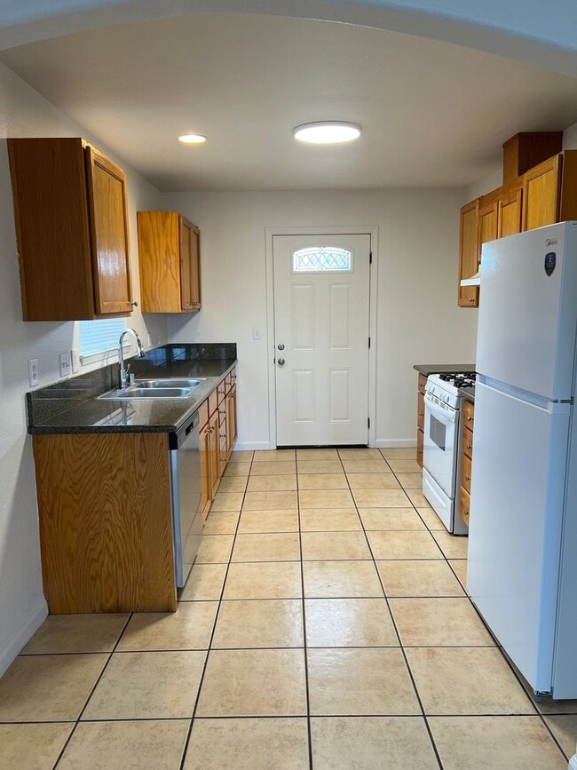 Building Photo - UPDATED 3 BEDROOM HOUSE WITH LARGE BACKYARD!