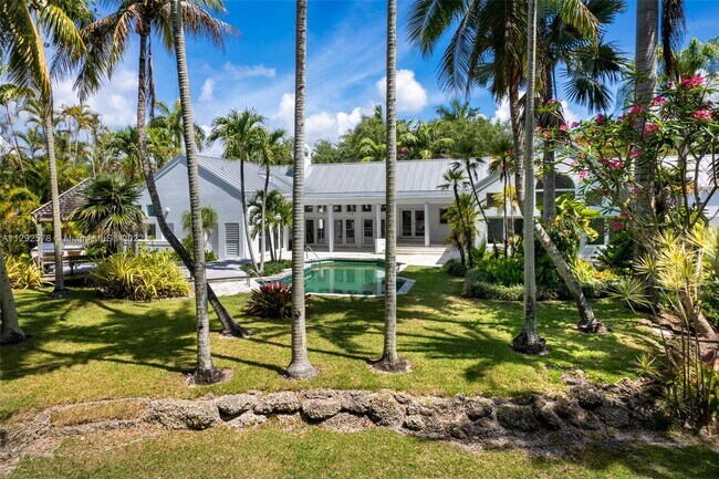 Foto del edificio - 5351 Banyan Dr