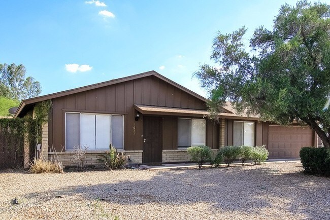 Building Photo - 1635 W Villa Maria Dr