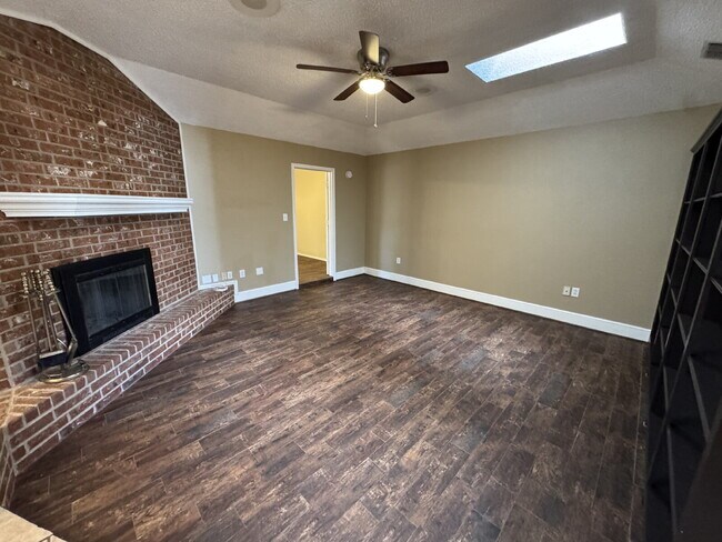 Foto del edificio - Spacious Home Located Within Few Blocks Of Schools & Close Access To Spur 327 & S. Loop 289!