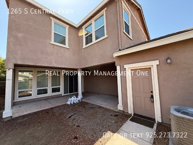 Building Photo - 1265 S Central Pkwy