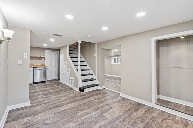 Foto del edificio - Recently Renovated 4 Bedroom Home in Swissvale - Available in March