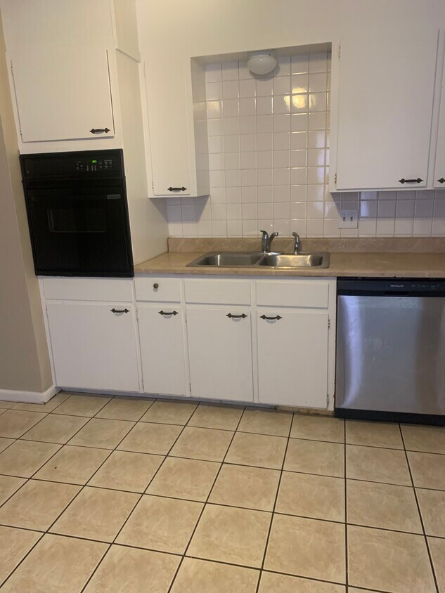 Foto principal - 6205 Lawrence Blvd