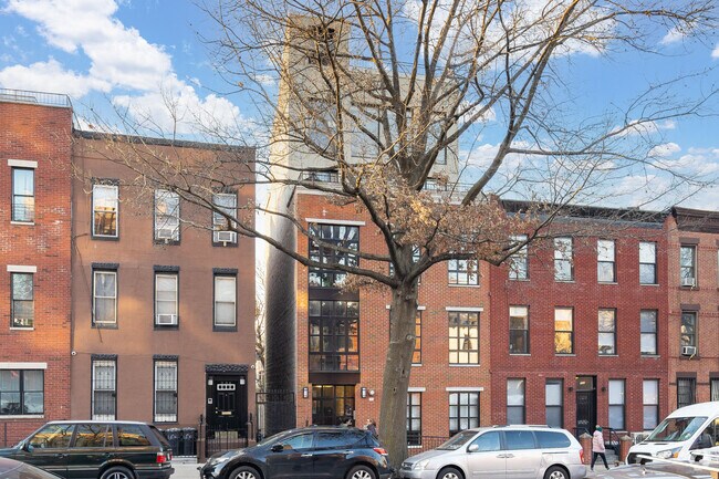 Building Photo - 534 6th Ave